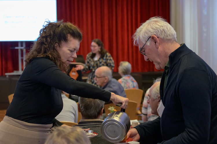 Begin plenaire sessie met koffie drinken (Foto: Ben Nienhuis, Erfgoed Brabant)